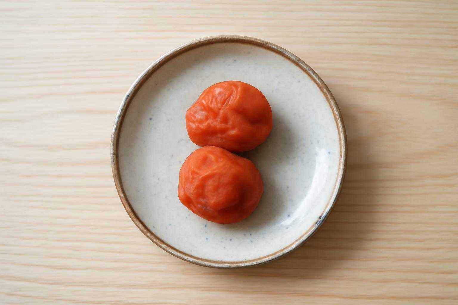 1日に食べる梅干しの適量を示す、小皿に盛られた梅干しの写真