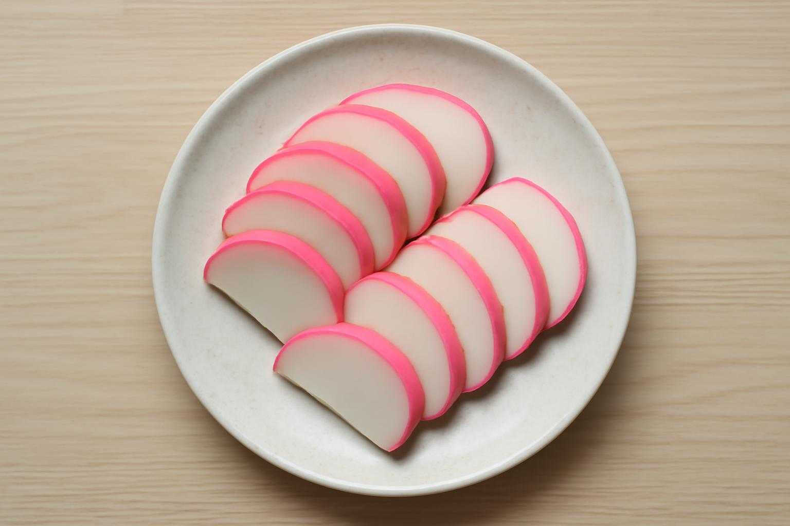 白い皿の上に、そのままの状態のかまぼこが切られた姿で置かれている