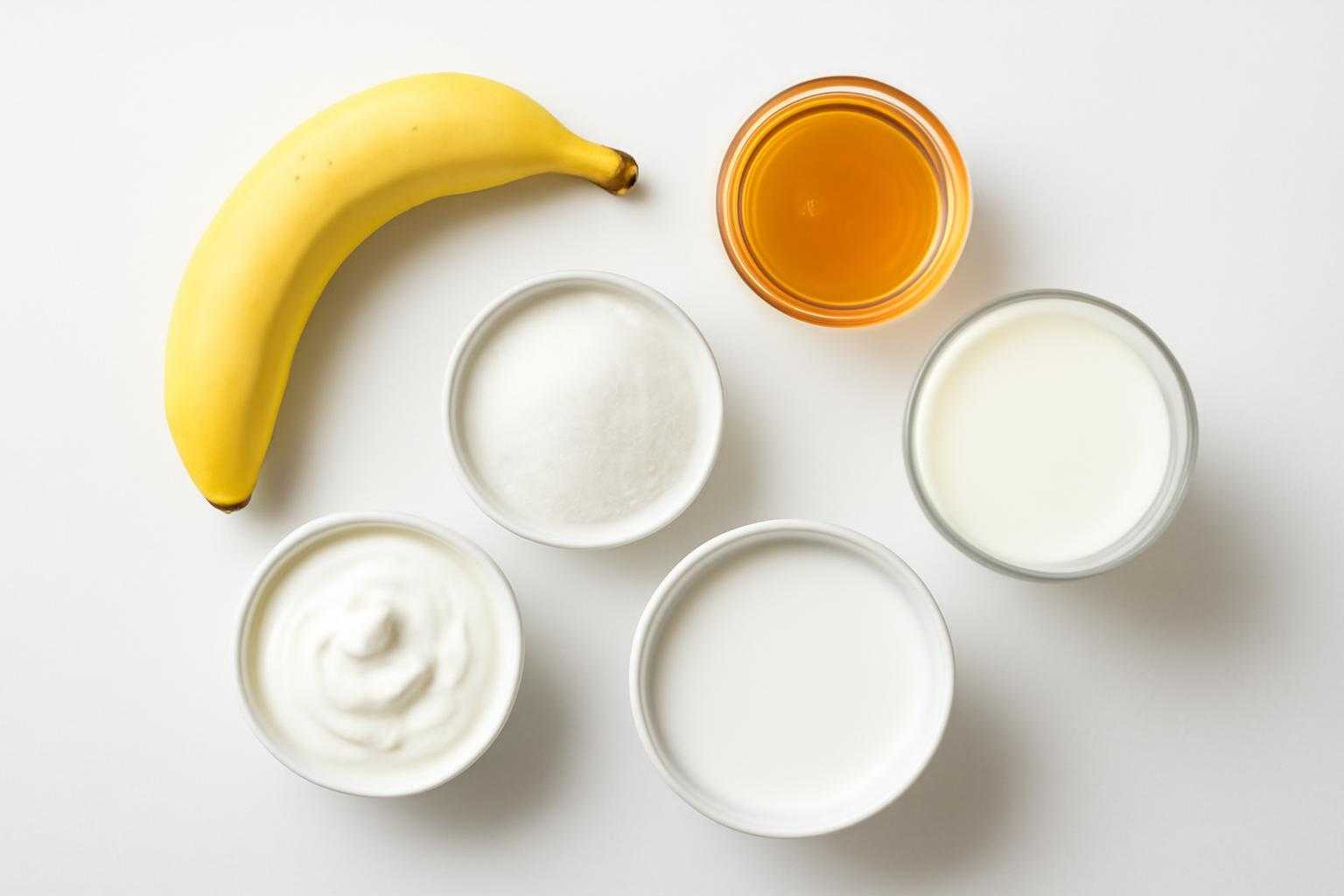 砂糖、はちみつ、ヨーグルト、バナナなど甘くする材料が並んでいる写真
