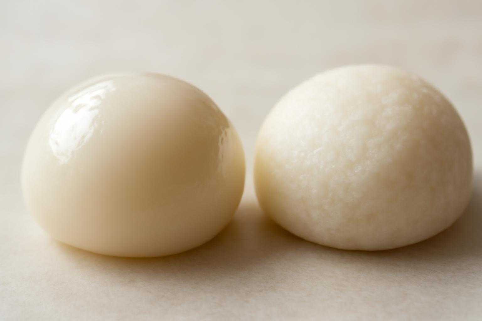 白玉粉ともち粉で作った2つの団子を並べて、食感の違いを視覚的に表現した比較画像