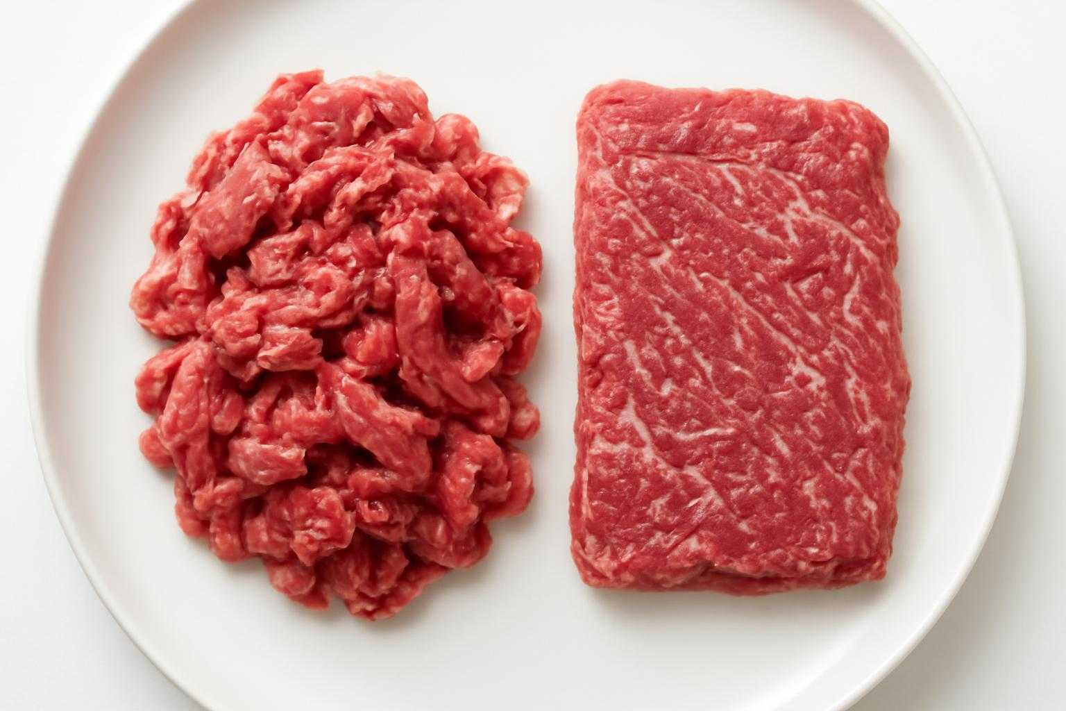 牛こまと牛切り落としを並べて比較した食材の写真
