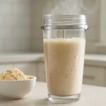 プロテインをお湯で溶かすと栄養は変わる？ダマや味の違い、正しい飲み方を徹底解説