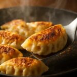 餃子の底がくっつく原因と失敗しないはがし方！フライパンからきれいに取るコツを解説