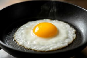 目玉焼きの白身が固まらないのはなぜ？失敗しない焼き方とふっくら仕上げるコツを紹介