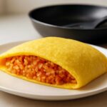 オムライスの卵が破れるのを防ぐ！初心者でもふわとろに仕上がる包み方と焼き方のコツ