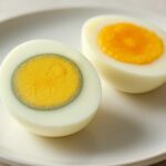 ゆで卵の黄身が緑色になるのはなぜ？食べられるのか、原因と安全性、正しい対処法を解説