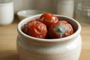 梅干しの白い膜はカビ？食べても大丈夫か見分ける方法と保存中の注意点を解説