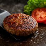 ハンバーグはゆるいまま焼いても大丈夫？失敗を防ぐ対処法をわかりやすく解説