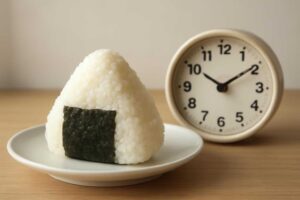 おにぎりは常温で何時間もつ？食べていい目安と危険なポイントをわかりやすく解説